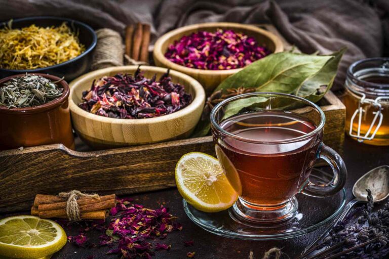 تصویری از چای گیاهی که اطرافش پر از گیاهان دارویی هست