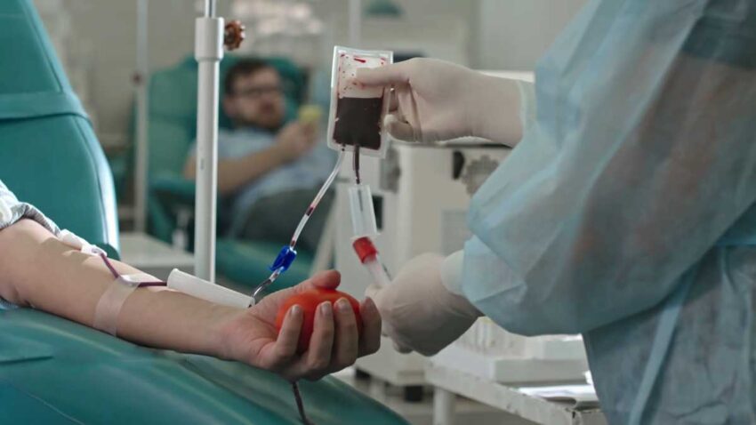 عکس دست یک مراجعه در سلامتکده کیمیا که دارد فصد خون میکند