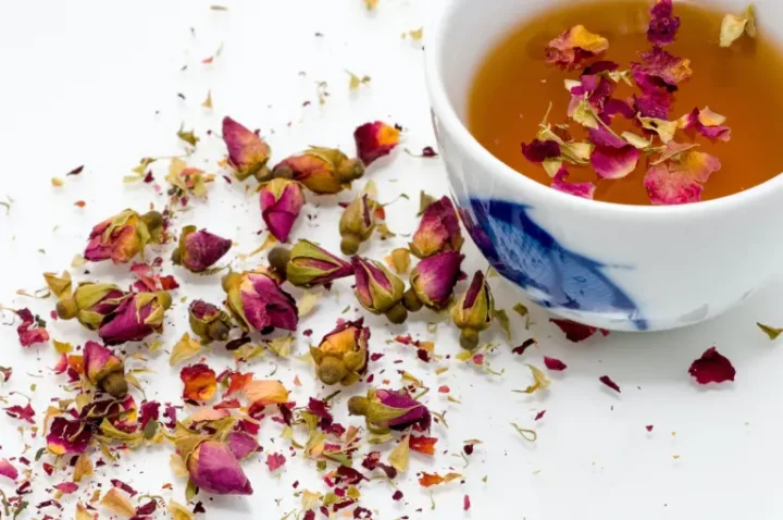 تصوسر از فنجان چای گل محمدی