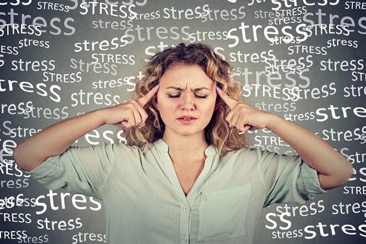 یک خانم که از استرس دارد داد میزند