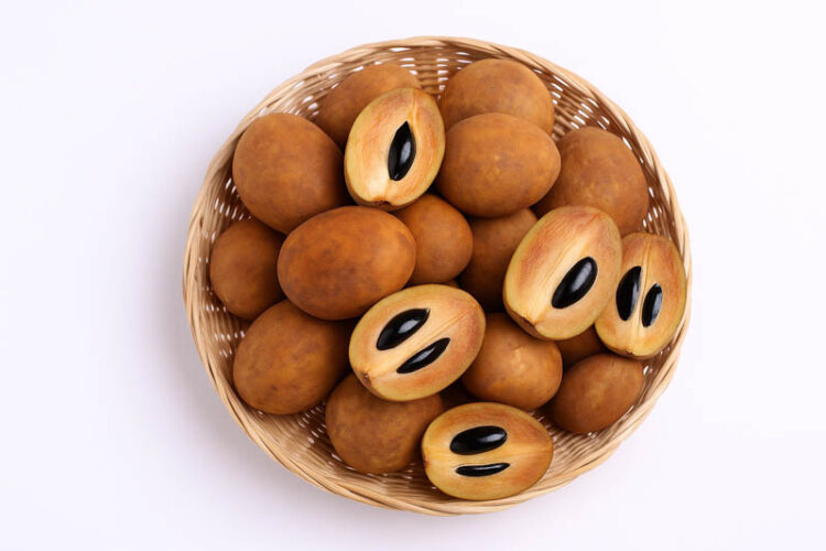 ماسک صورت طبیعی ساخته شده از میوه چیکو برای نشان دادن خواص آن برای زیبایی پوست.