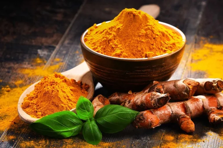 تصویری از یک طرف زردچوبه و پودر و گیاه آن
