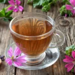 خواص پنیرک چیست؟ از درمان سرفه و یبوست تا عفونت زنان، طبع و مضرات گیاه پنیرک
