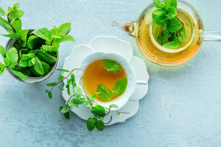 برگهای تازه و سبز نعناع در یک کاسه چوبی، نمادی از طراوت و خواص طبیعی گیاه.